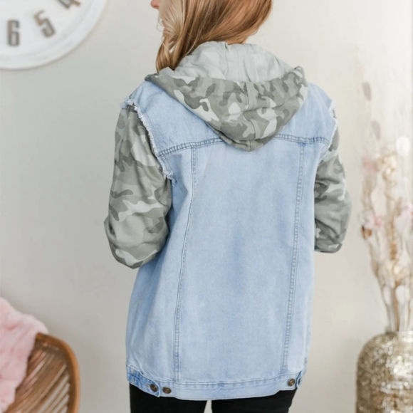 Sew In Love Distressed Frayed Denim and Camo Button Down Jacket Size Women's S - Picture 3 of 11
